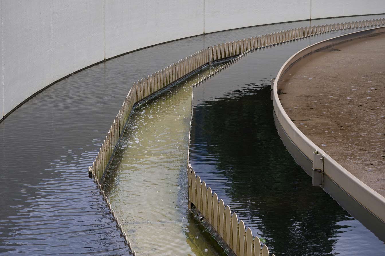 污水處理廠的污泥會怎麼處理? 1 污水污泥流經污水處理廠水箱中的通道。